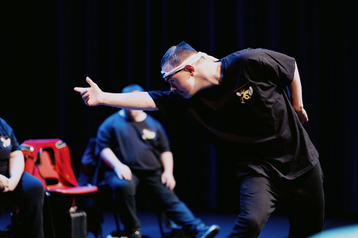 Een jongen van Fenix Theatermakers die optreed op een podium